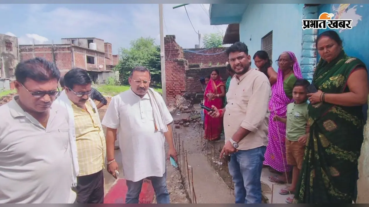 हरिहरगंज नगर पंचायत के वार्ड 4 में सड़क-नाली निर्माण पर बवाल, ग्रामीण बोले - तोड़कर दोबारा बनाओ