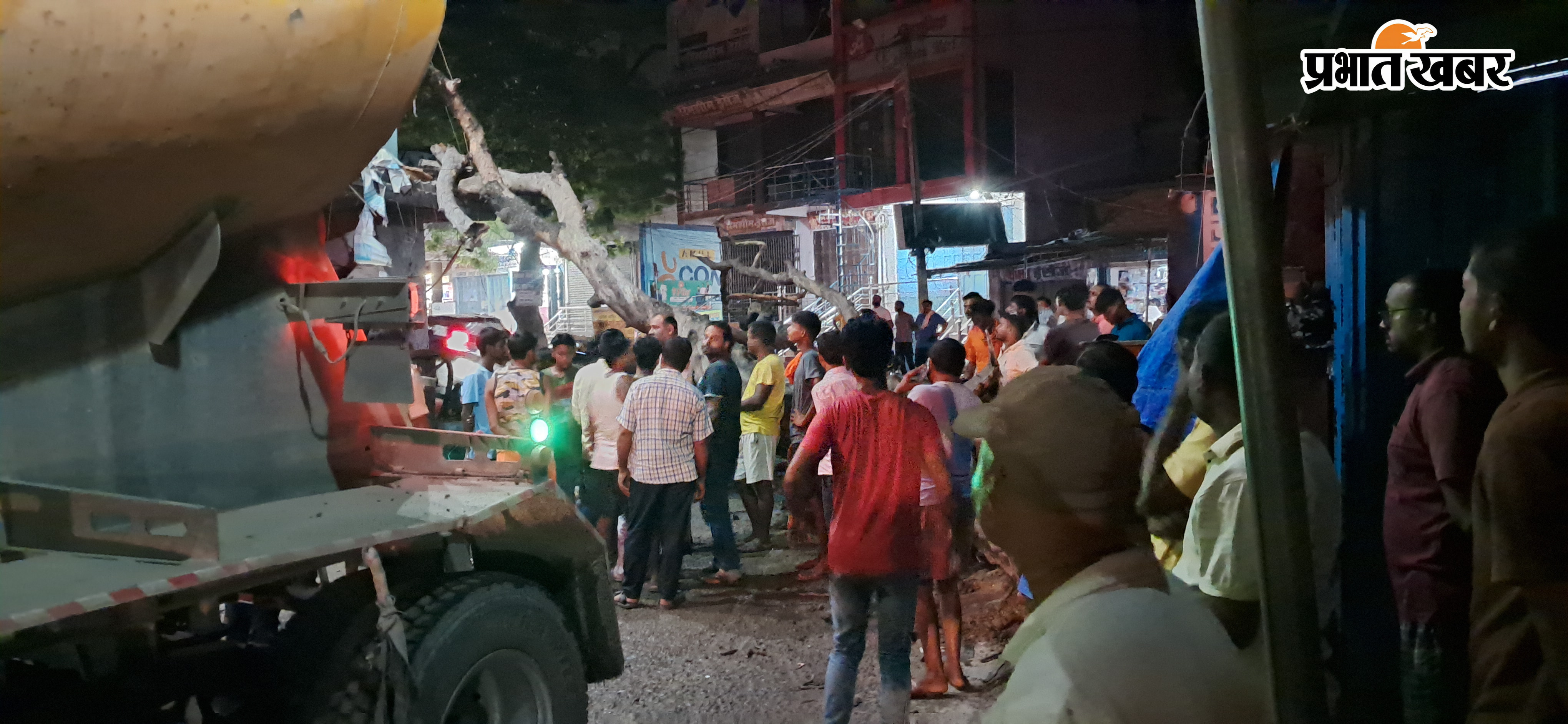 तरैया बाजार के चौक पर 130 साल पुराने नीम के पेड़ में टैंकर ने मारी ठोकर टूटकर सड़क पर गिरा विशाल नीम पेड़ | Prabhat Khabar Network