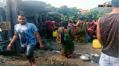 कोडरमा घाटी में रिफाइन तेल लोड टैंकर पलटा, चालक घायल