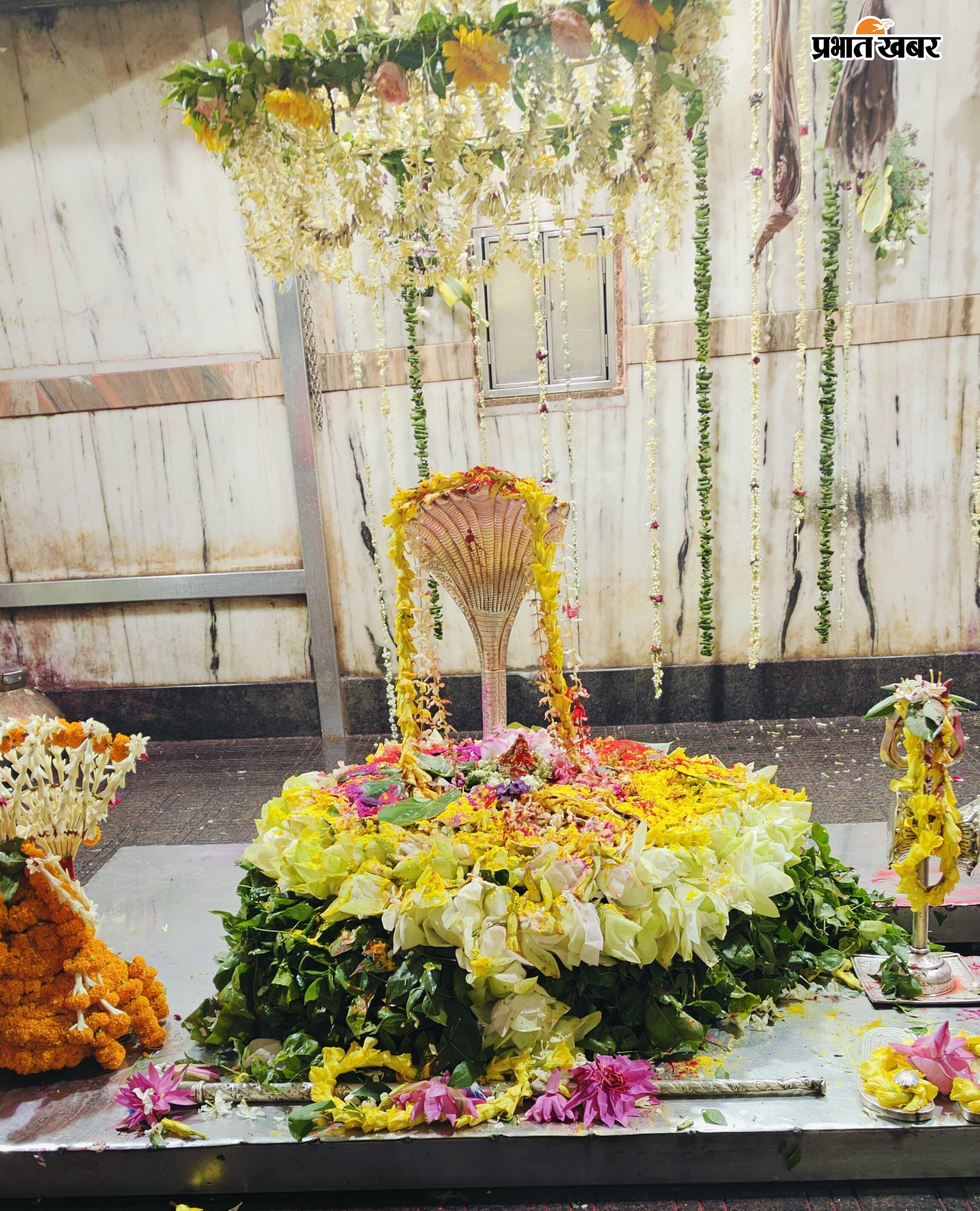 बासुकिनाथ में बाबा फौजदारीनाथ का भव्य श्रृंगार. फूल-बेलपत्र के साथ फुलधरिया समाज के सदस्य. ---- | Prabhat Khabar Network