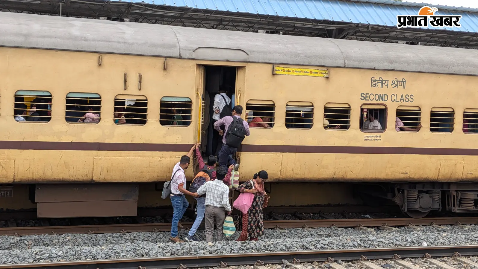 रेलवे ने माना 15 कोच तक चल सकती है ट्रेन, फिर इंटरसिटी में अतिरिक्त डिब्बे क्यों नहीं?