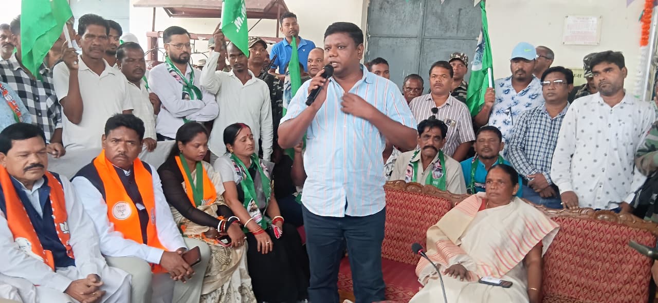 संबोधित करते विधायक जगत माझी