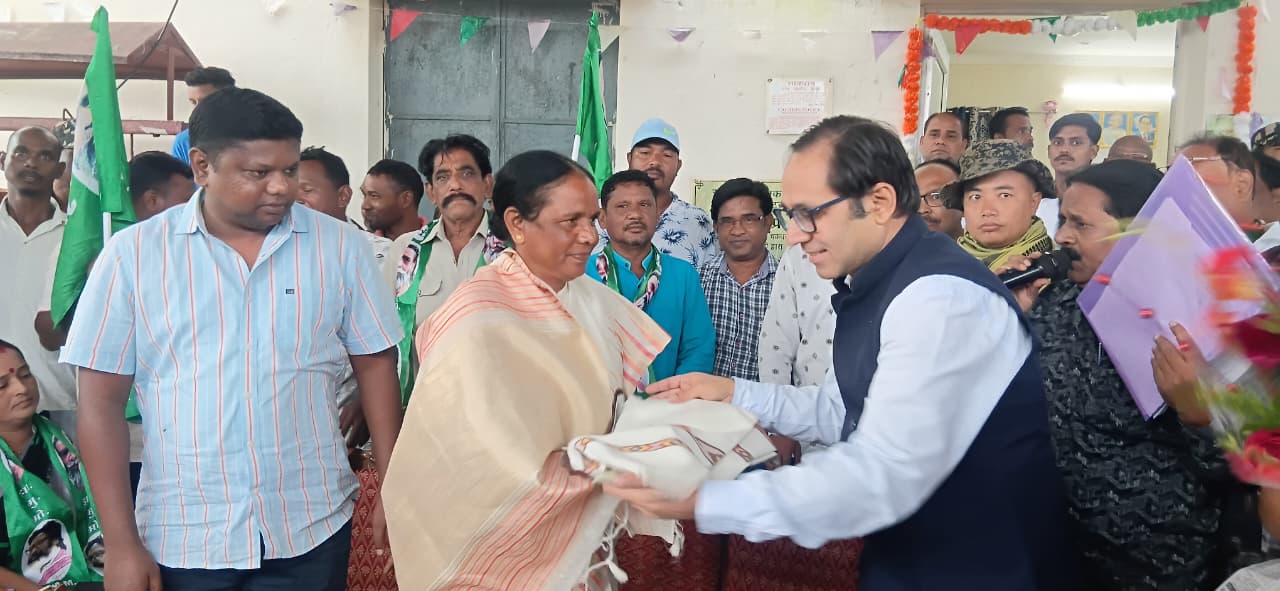 सांसद को सम्मानीत करते डीआरएम