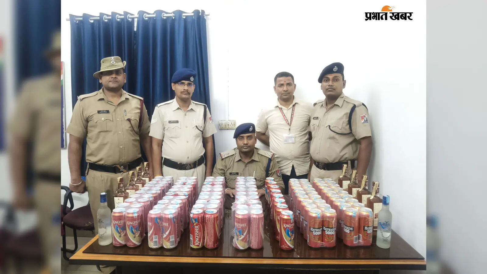 धनबाद स्टेशन पर ट्रेन के जनरल कोच में लावारिस मिले पांच बैग-झोले, 66.75 लीटर बीयर और अंग्रेजी शराब बरामद