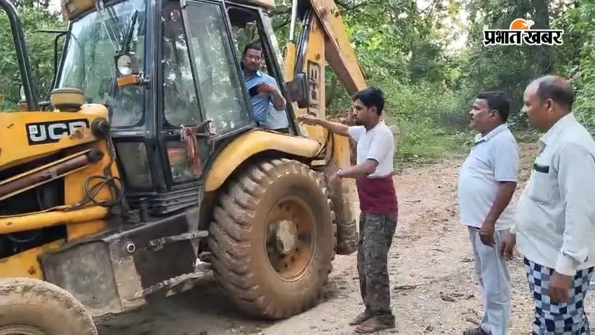 रातभर जंगल में चला ऑपरेशन, ढिबरा के अवैध खनन में लगे दो JCB जब्त; आरोपी फरार