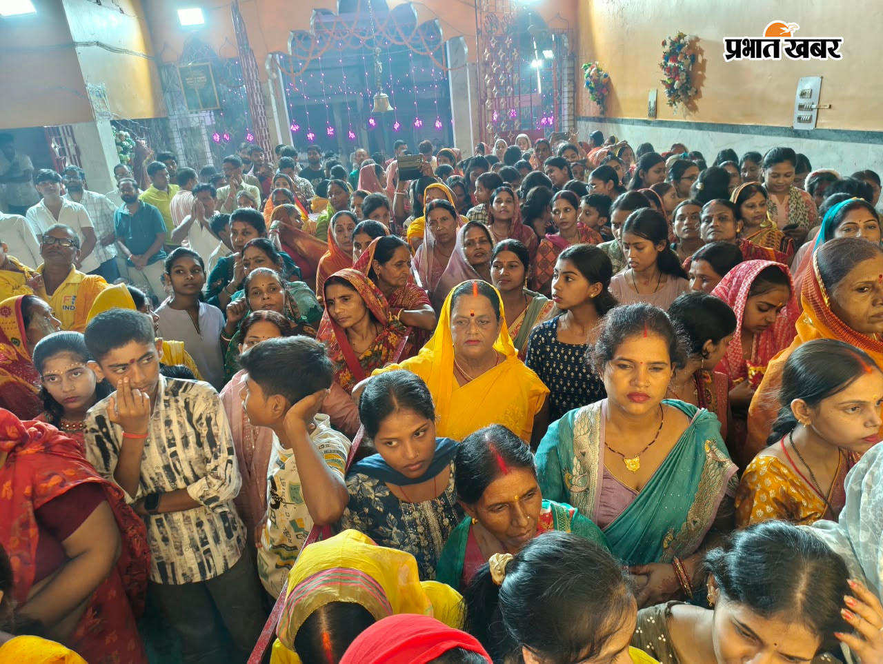 पूजा अर्चना करते श्रद्धालु एवं मौके पर उमड़ी श्रद्धालुओं की भीड़ | Prabhat Khabar Network