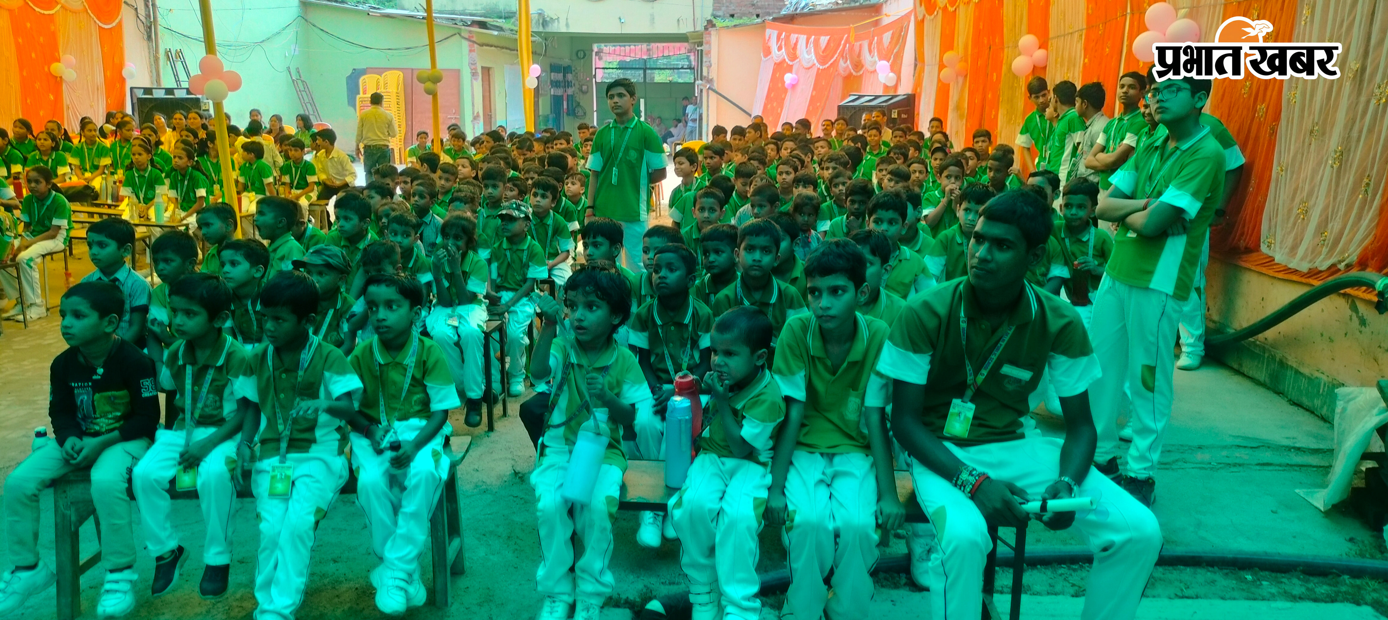 फोटो कैप्शन: कार्यक्रम प्रस्तुत करते बच्चे   फोटो कैप्शन 02- उपस्थित छात्र | Prabhat Khabar Network
