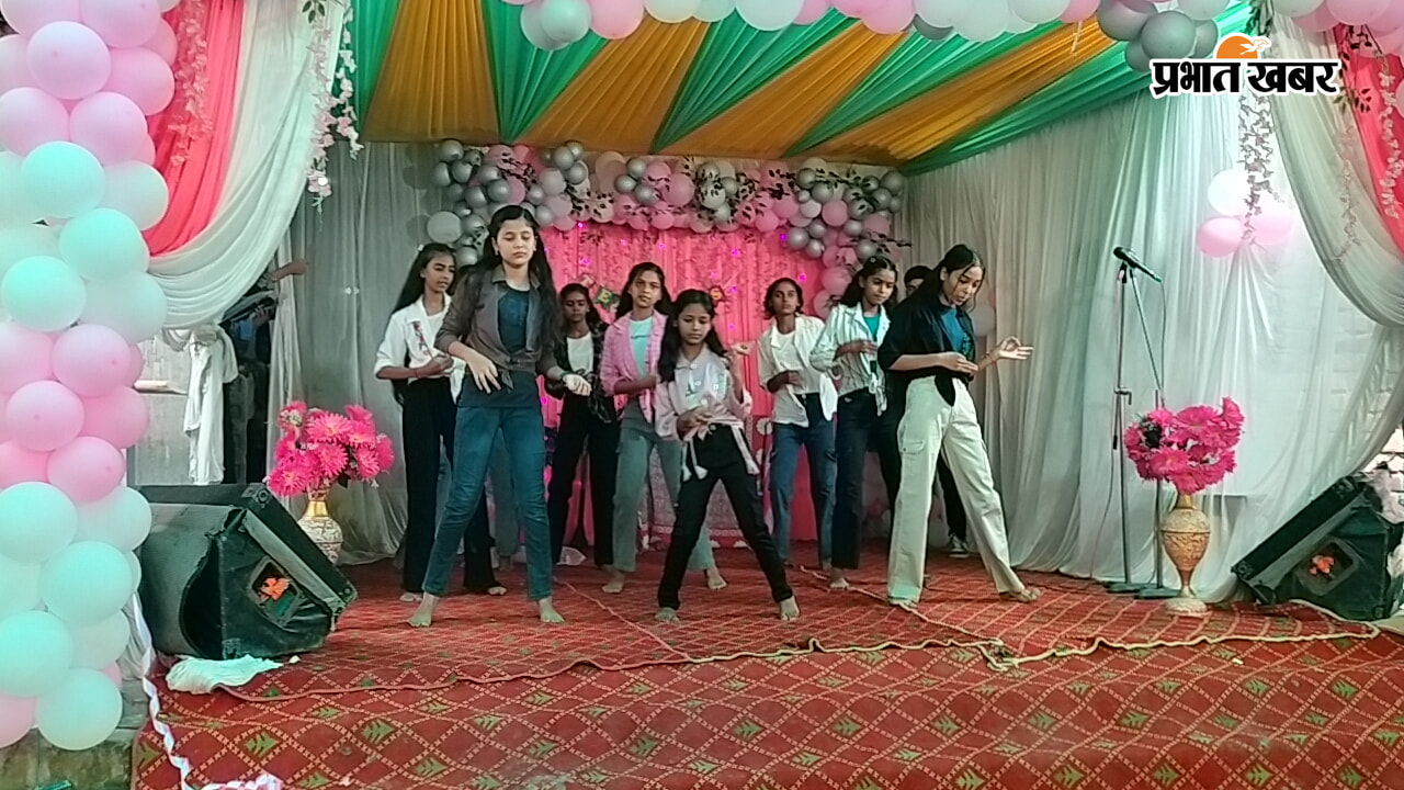 फोटो कैप्शन: कार्यक्रम प्रस्तुत करते बच्चे   फोटो कैप्शन 02- उपस्थित छात्र | Prabhat Khabar Network