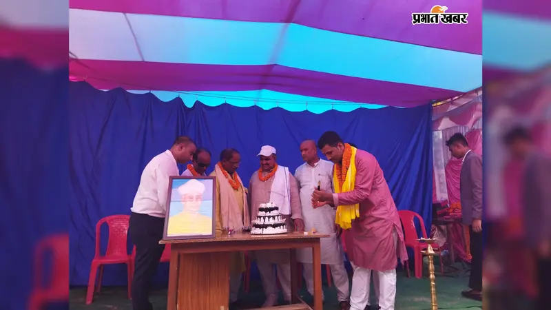 बेतिया के नौतन छात्र-छात्राओं ने दी मनमोहक प्रस्तुतियां, शिक्षकों को अंगवस्त्र, डायरी व कलम भेंट कर किया सम्मानित