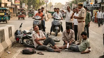 आमने-सामने भिड़ीं दो बाइक, पिता-पुत्र गंभीर... टक्कर के बाद दूसरा चालक फरार