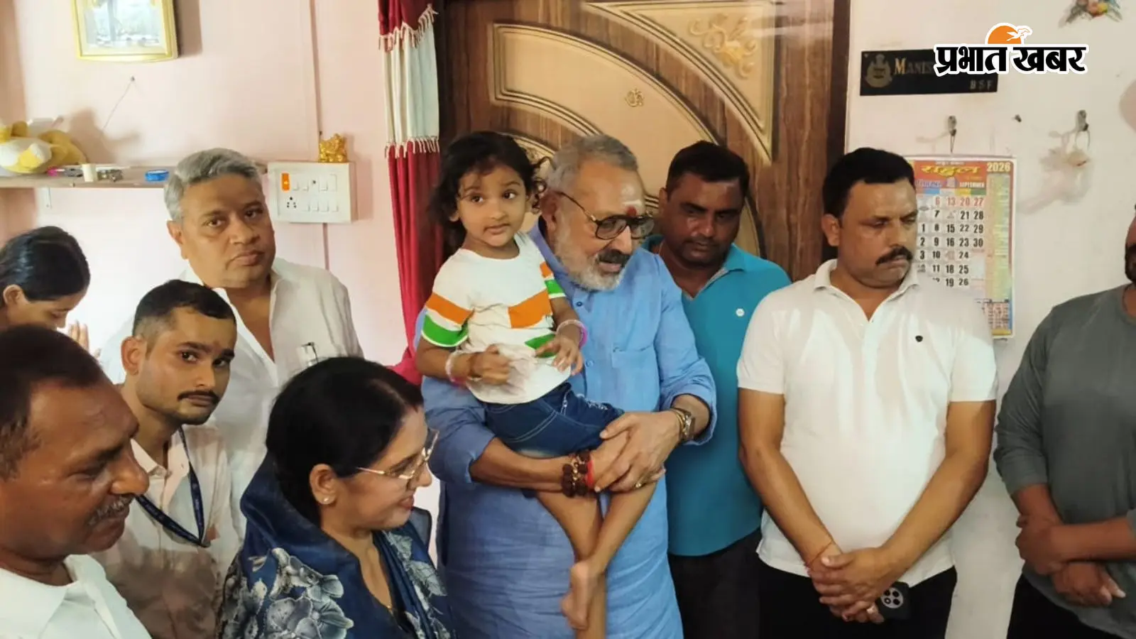 शहीद मनीष के परिजनों से मिले केंद्रीय मंत्री गिरिराज सिंह, छोटी बेटी को गोद में लेकर हुए भावुक, बड़ी बेटी से पढ़ाई की ली जानकारी