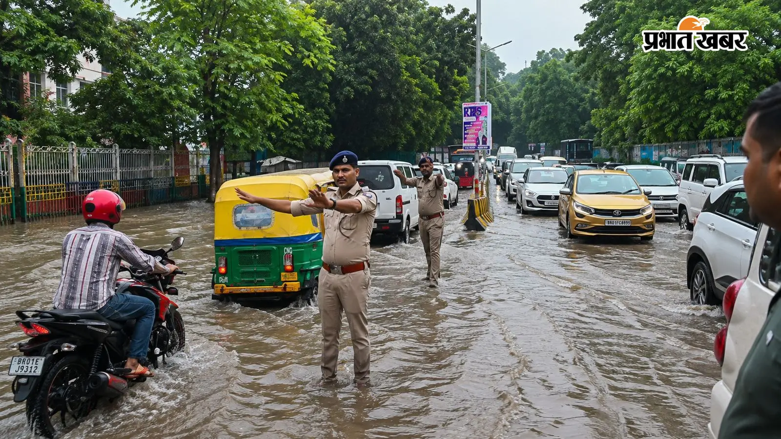 पटना में भारी बारिश से आफत, पटेल गोलंबर से एयरपोर्ट तक डूबीं सड़कें, जानिए ट्रैफिक पुलिस की एडवाइजरी