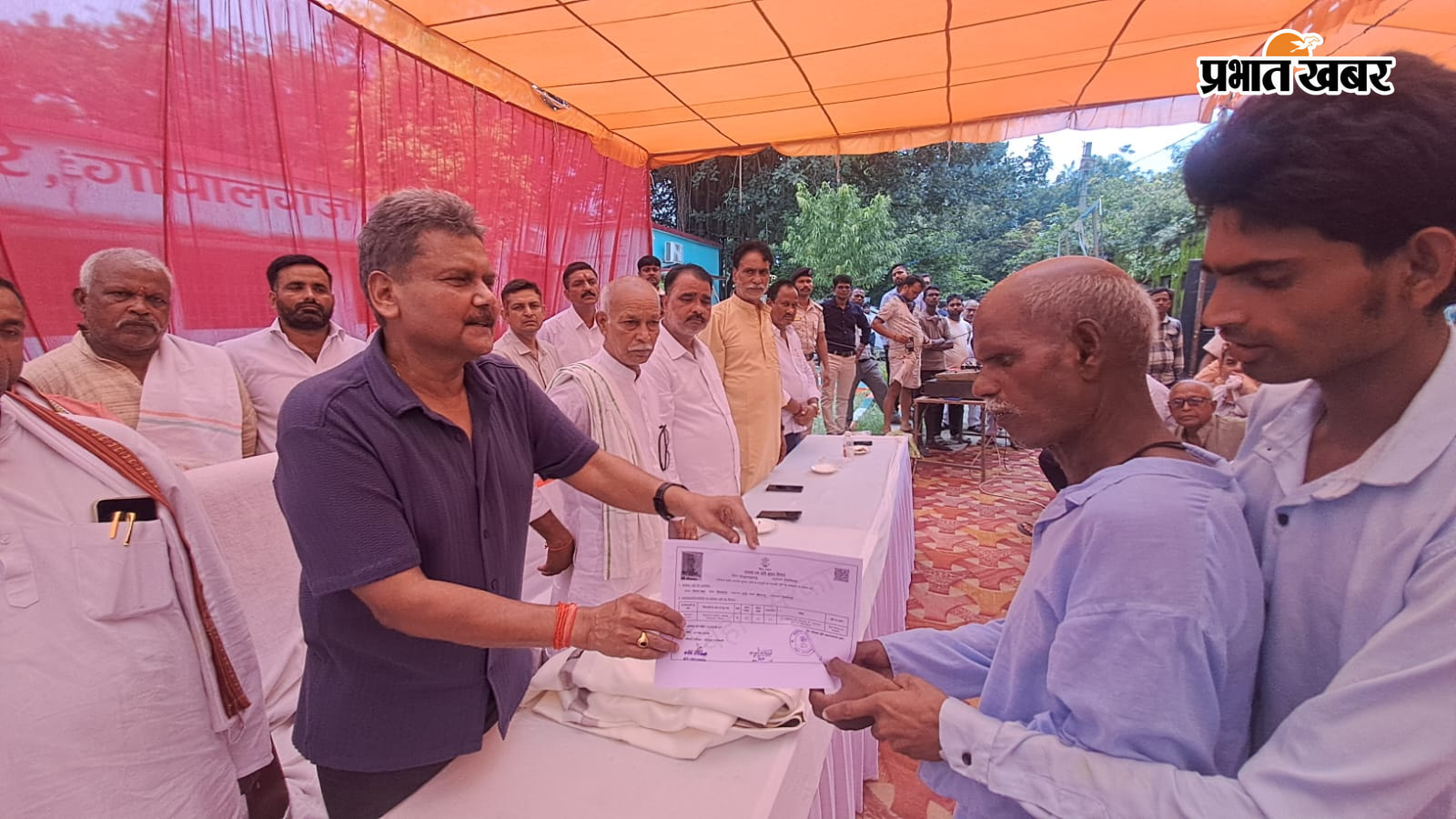 बासगीत का पर्चा देते मंत्री सुनील कुमार | Prabhat Khabar Network