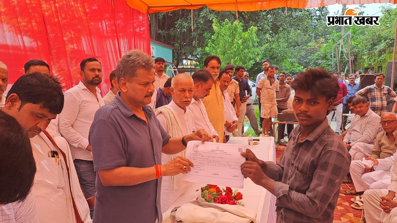 बासगीत का पर्चा देते मंत्री सुनील कुमार | Prabhat Khabar Network