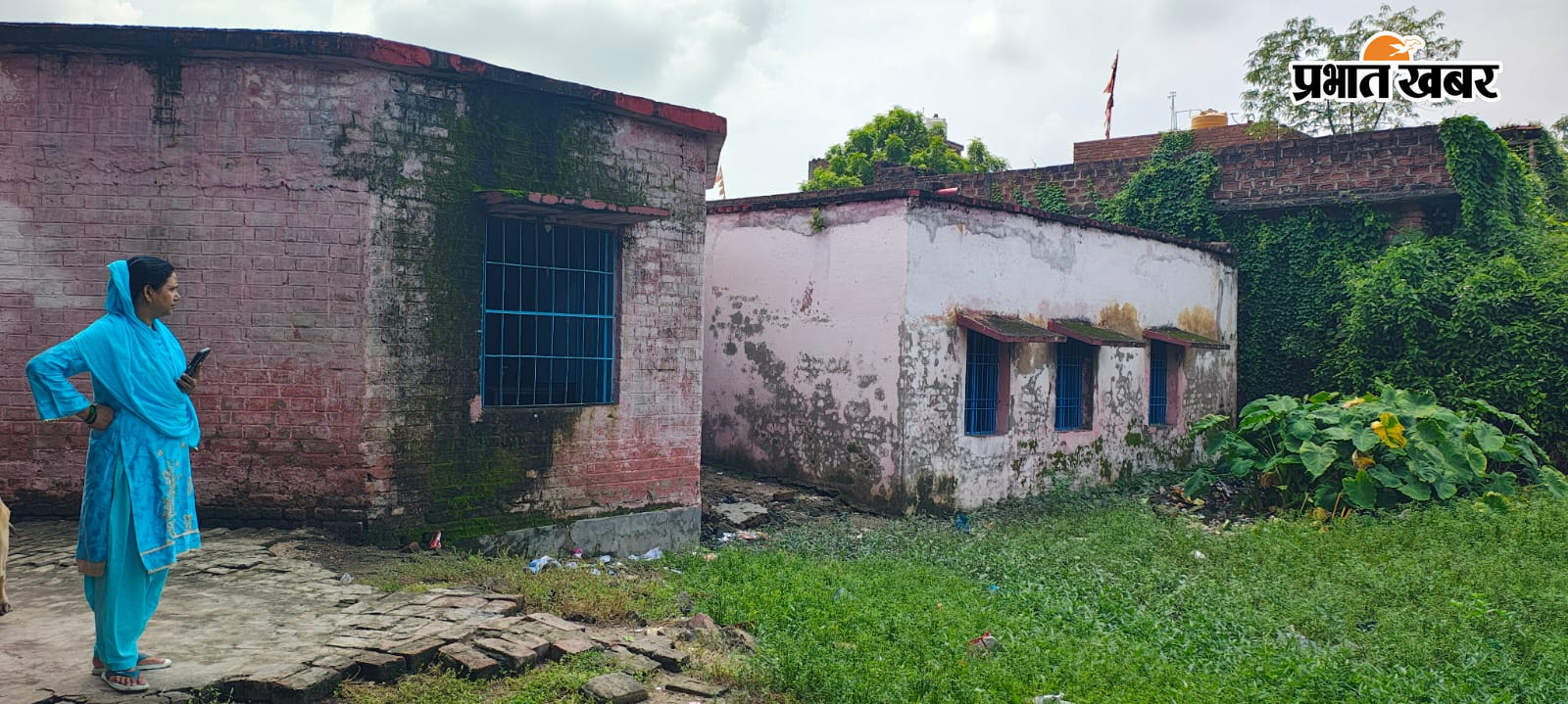 फोटो :- 1.कक्षा में छात्र-छात्राएं एवं शिक्षिका 2.विद्यालय परिसर के बगल में दलदल | Prabhat Khabar Network