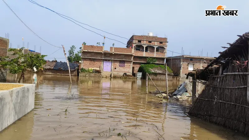 मुंगेर में गंगा खतरे के निशान से 30 सेंटीमीटर ऊपर, दर्जनभर मोहल्लों में घुसा बाढ़ का पानी