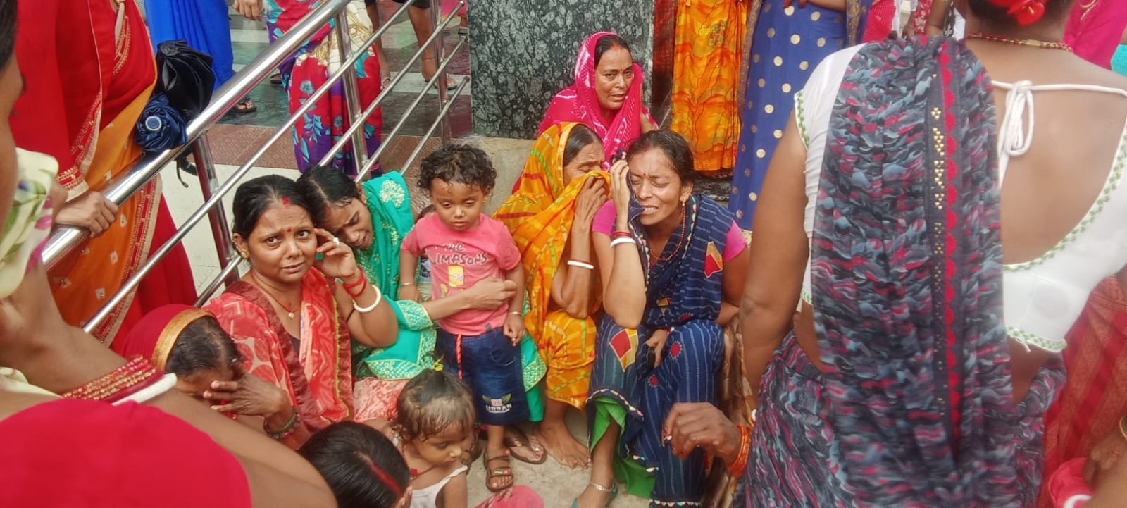 रोते बिलखते परिजन 