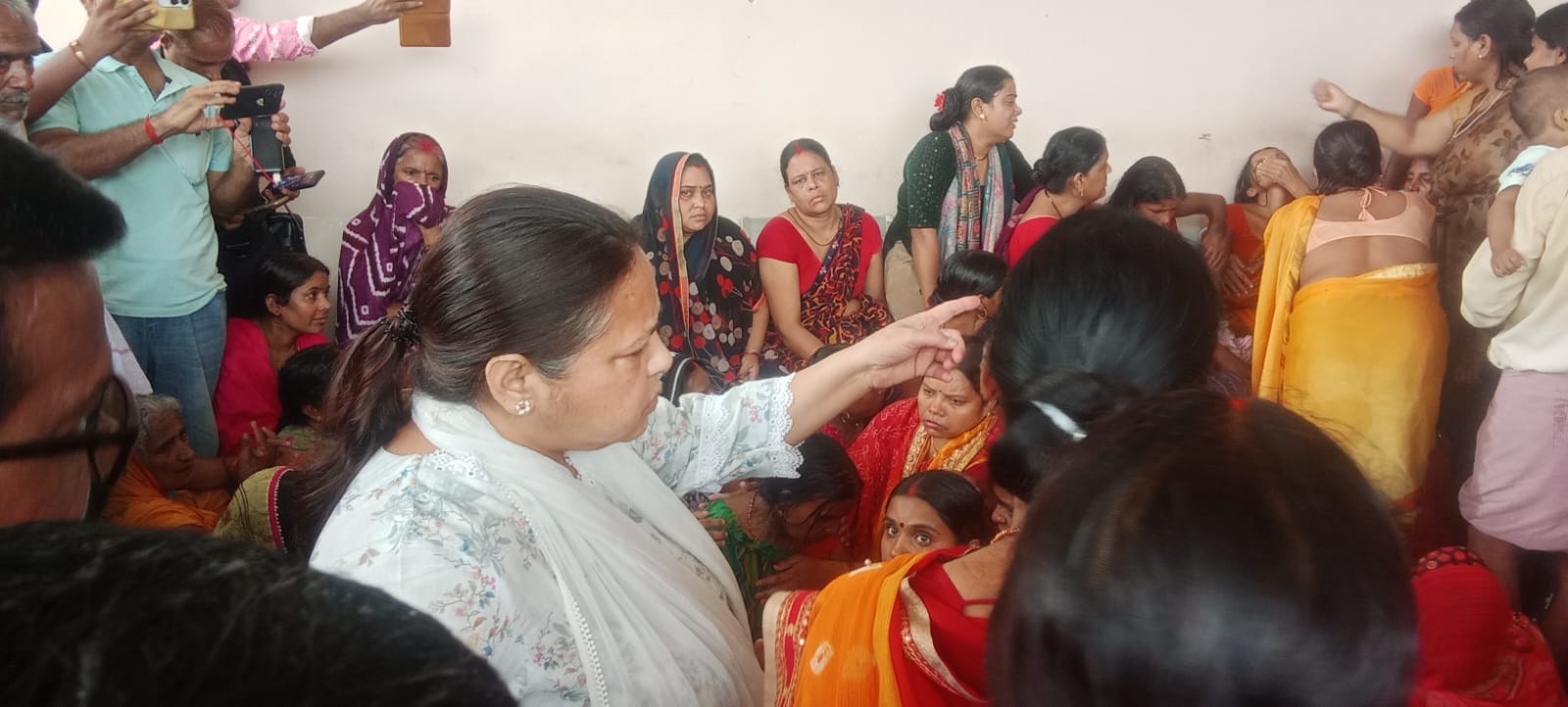 परिजनों से मिलतीं सांसद मीसा भारती