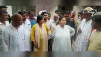 बाढ़ के तेज बहाव में फिसला मां का पैर, आंखों के सामने डूबने लगा बेटा, ग्रामीणों ने बचाई जान, दौड़े-दौड़े पहुंचे मंत्री-सांसद