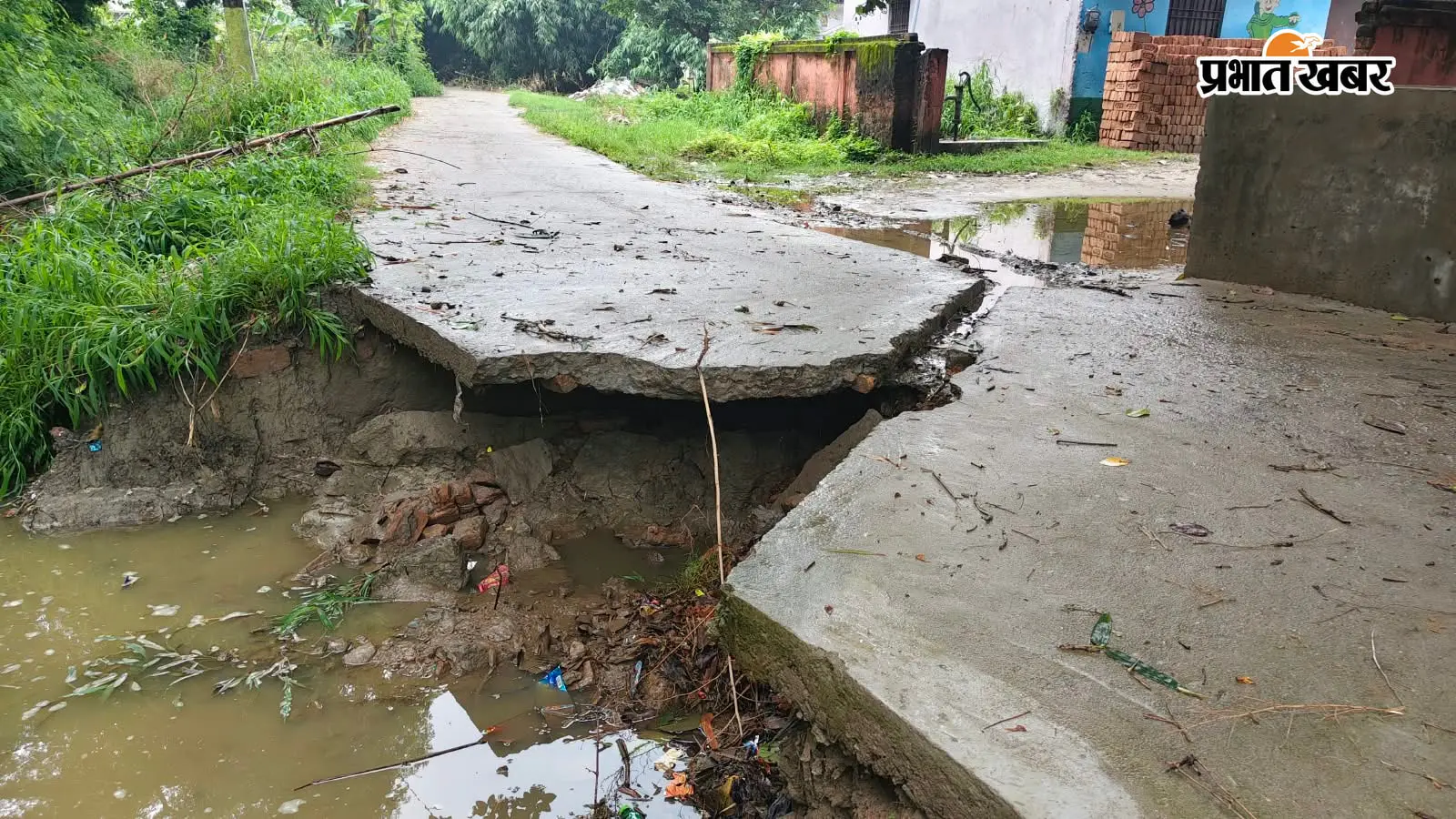 सीवान: बारिश ने खोली सड़क की पोल, NPS बनकट सती स्थान जाने वाली सड़क क्षतिग्रस्त