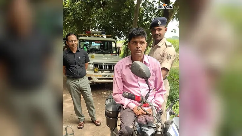 बेतिया के इनरवा में पुलिस की बड़ी कार्रवाई, बाइक की डिक्की से ढाई किलो गांजा जब्त