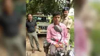 बेतिया के इनरवा में पुलिस की बड़ी कार्रवाई, बाइक की डिक्की से ढाई किलो गांजा जब्त