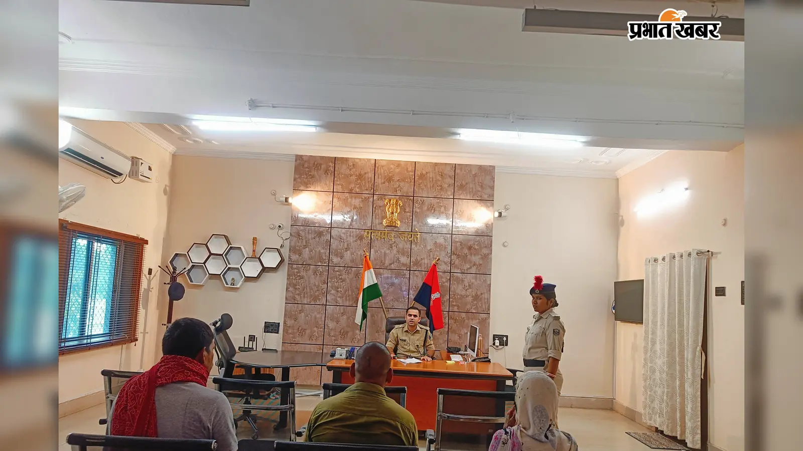 नवादा के पुलिस कार्यालय में लगा जनता दरबार, एसपी ने फरियादियों की सुनी समस्याएं, थानों को जल्द कार्रवाई का निर्देश