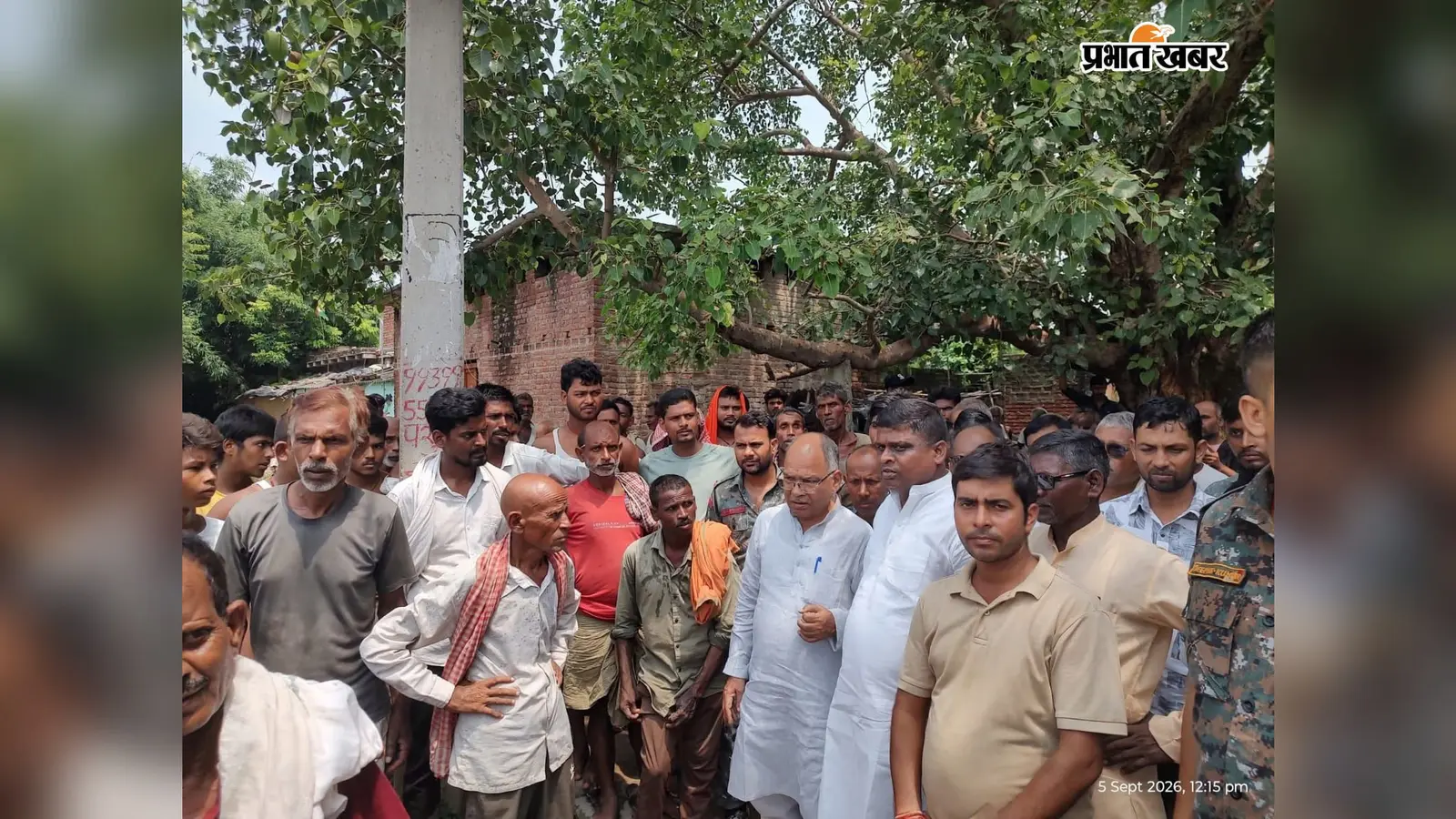औरंगाबाद : दीवार गिरने से बच्ची की मौत, पीड़ित परिवार से मिले सांसद राजाराम सिंह; सरकारी मदद का दिया भरोसा