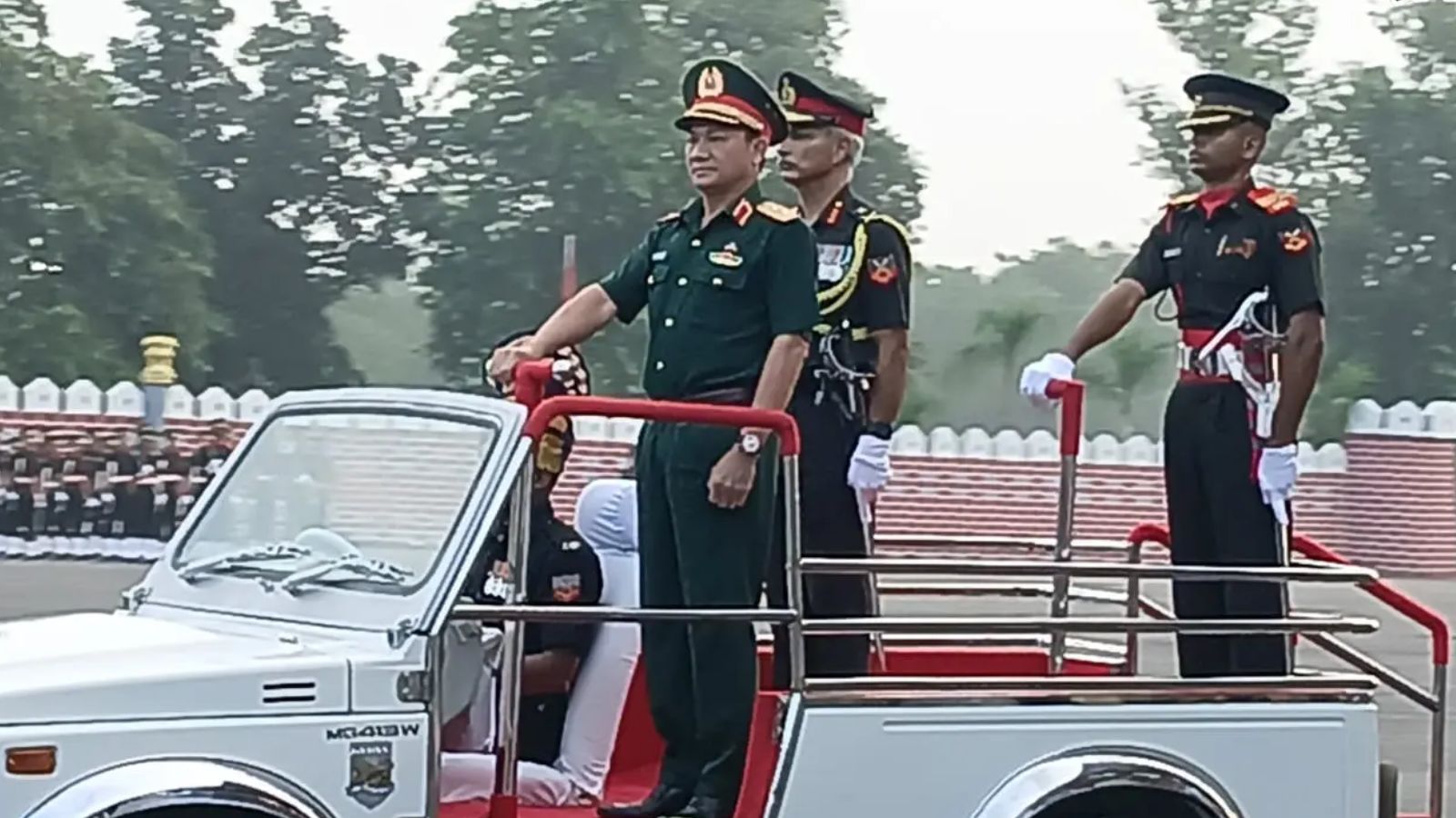 पासिंग आउट परेड का निरीक्षण करते समीक्षा अधिकारी