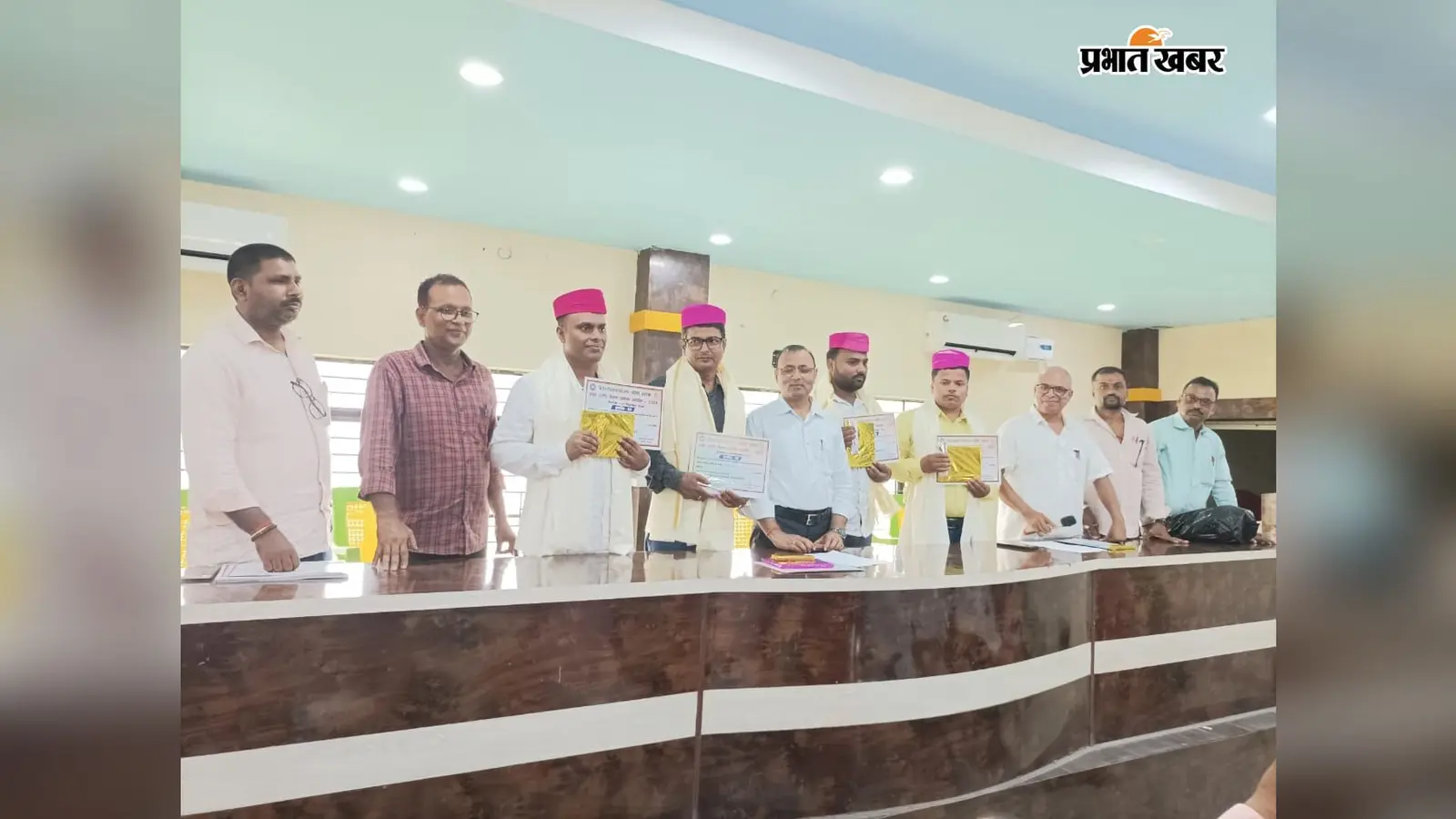 58 शिक्षकों ने दी सामान्य ज्ञान की परीक्षा, 36 अंक लाकर शिवनाथ यादव रहे अव्वल : किये गये सम्मानित