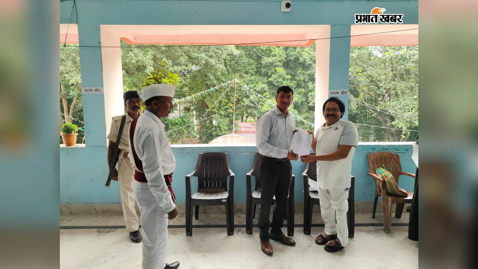 बेगूसराय में बाढ़ पीड़ितों के लिए नाव, भोजन और मुआवजे की मांग, SDO ने सामुदायिक किचन शुरू कराने का दिया भरोसा