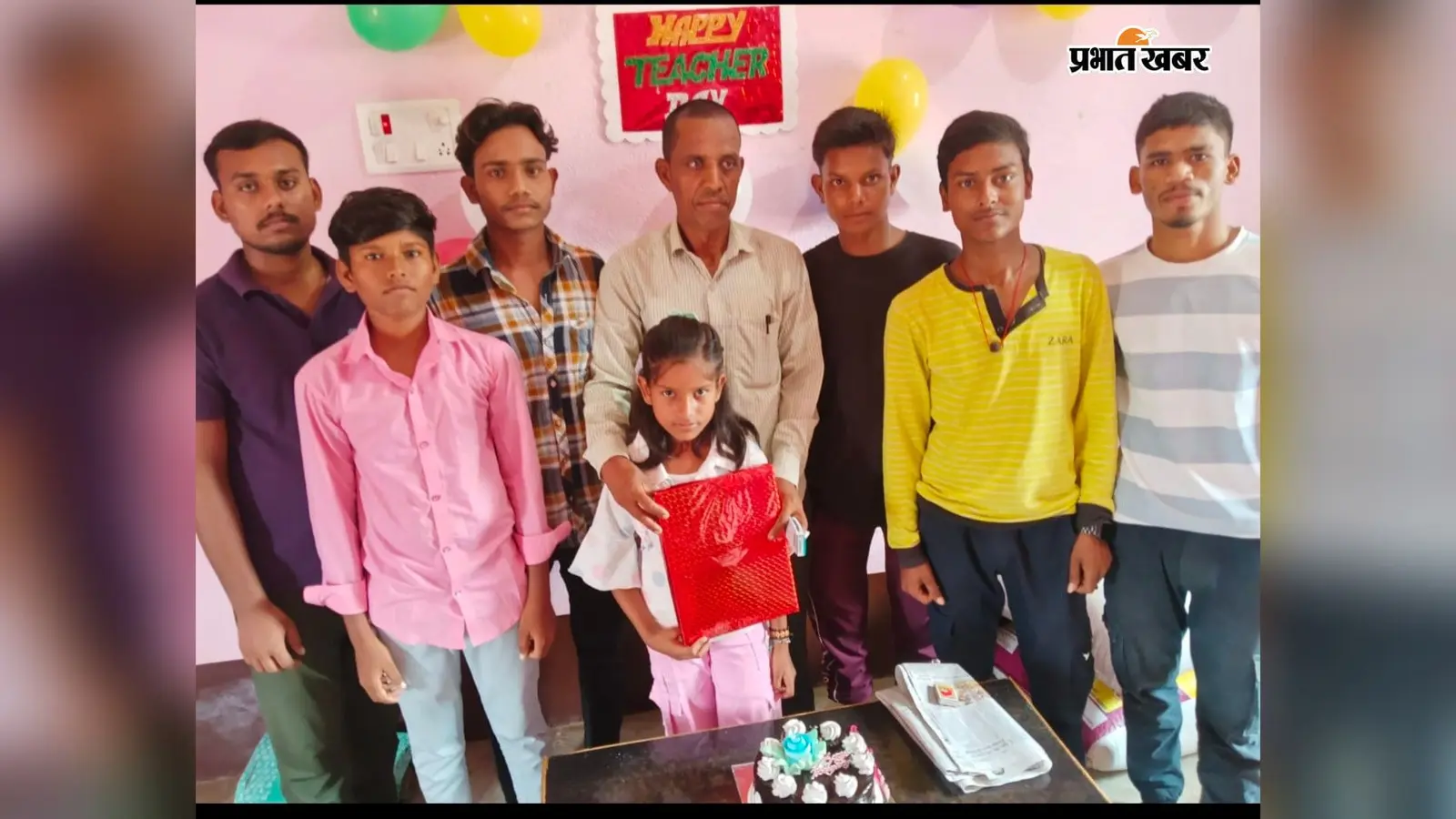 शिक्षक दिवस पर विद्यार्थियों ने आयोजित किए कार्यक्रम, शिक्षकों को किया सम्मानित