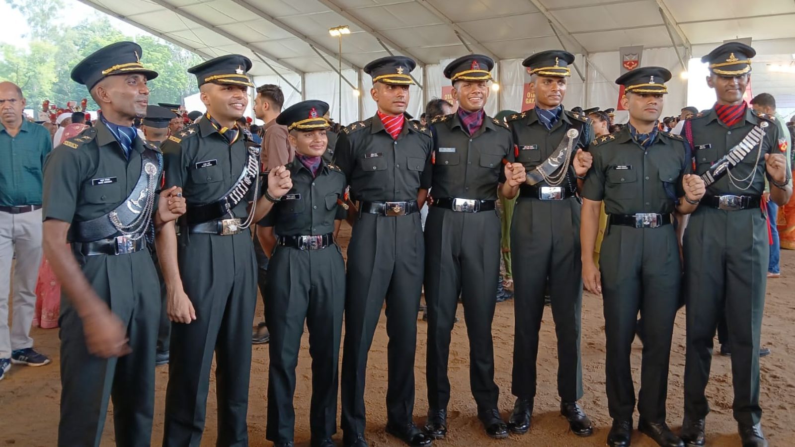 साथियों संग नये सैन्य अधिकारी