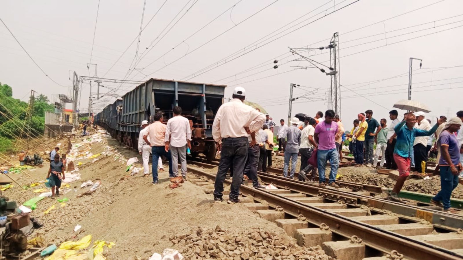 धंसे हुए ट्रैक की पूरी हुई मरम्मत. फोटो : प्रभात खबर