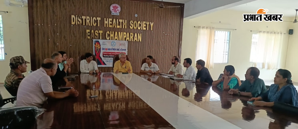 बैठक में शामिल स्वास्थ्य विभाग के पदाधिकारीगण | Prabhat Khabar Network