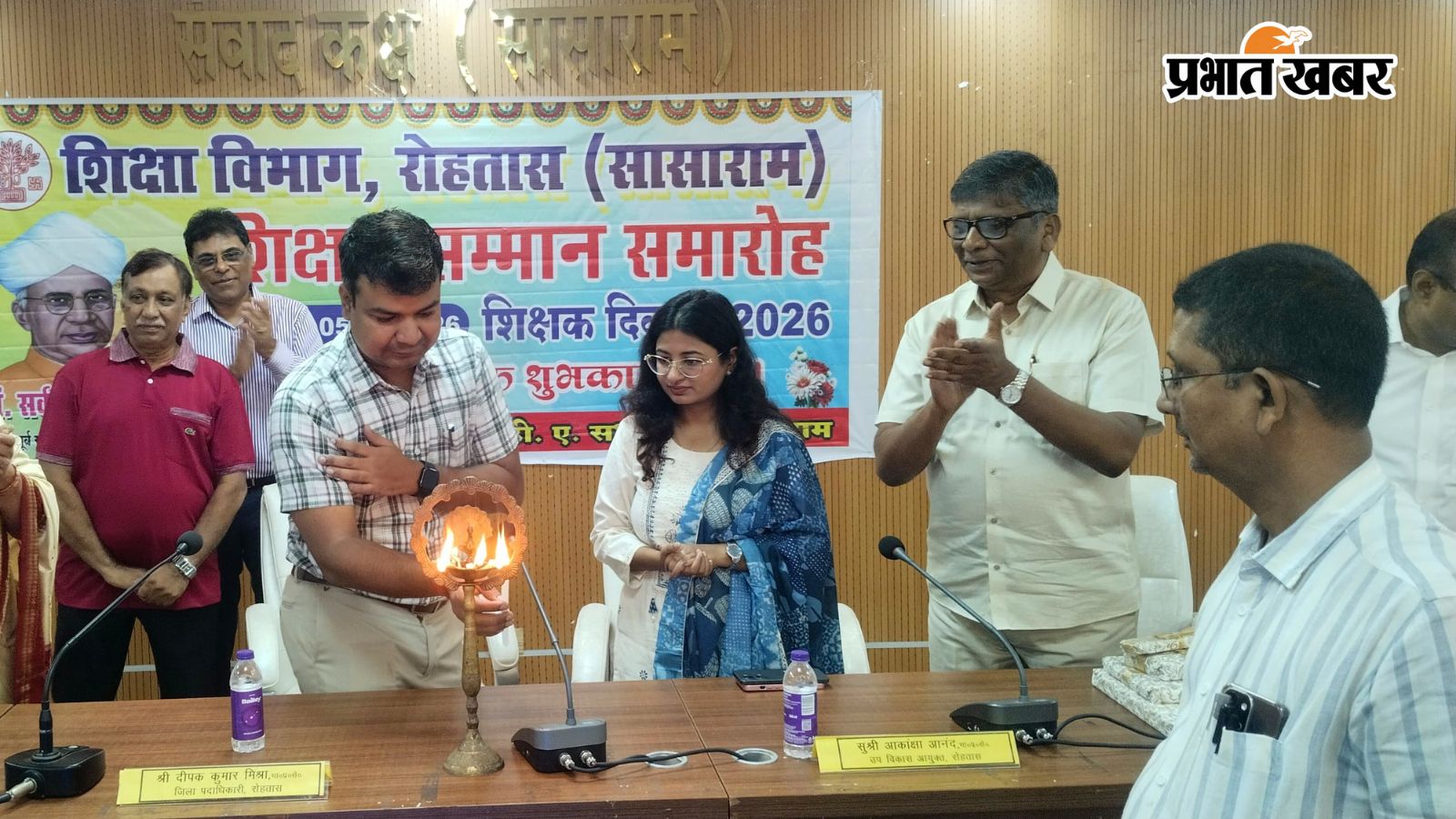 कार्यक्रम का उद्घाटन करते डीएम व अन्य | Prabhat Khabar Network