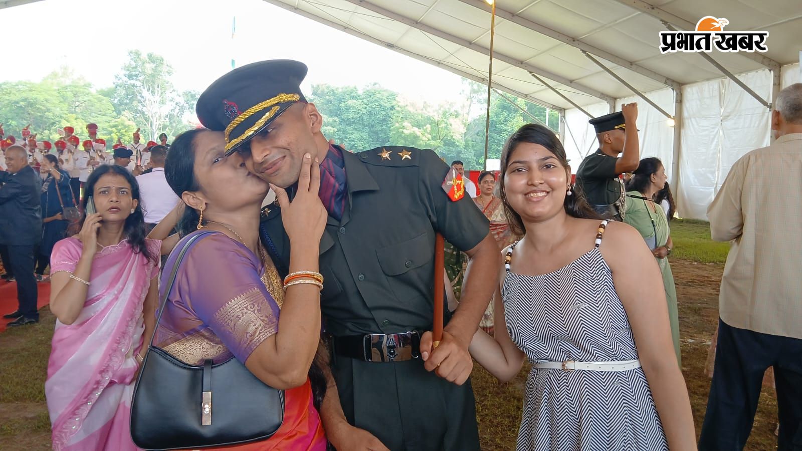 अफसर बनने पर भावुक हुए अभिभावक