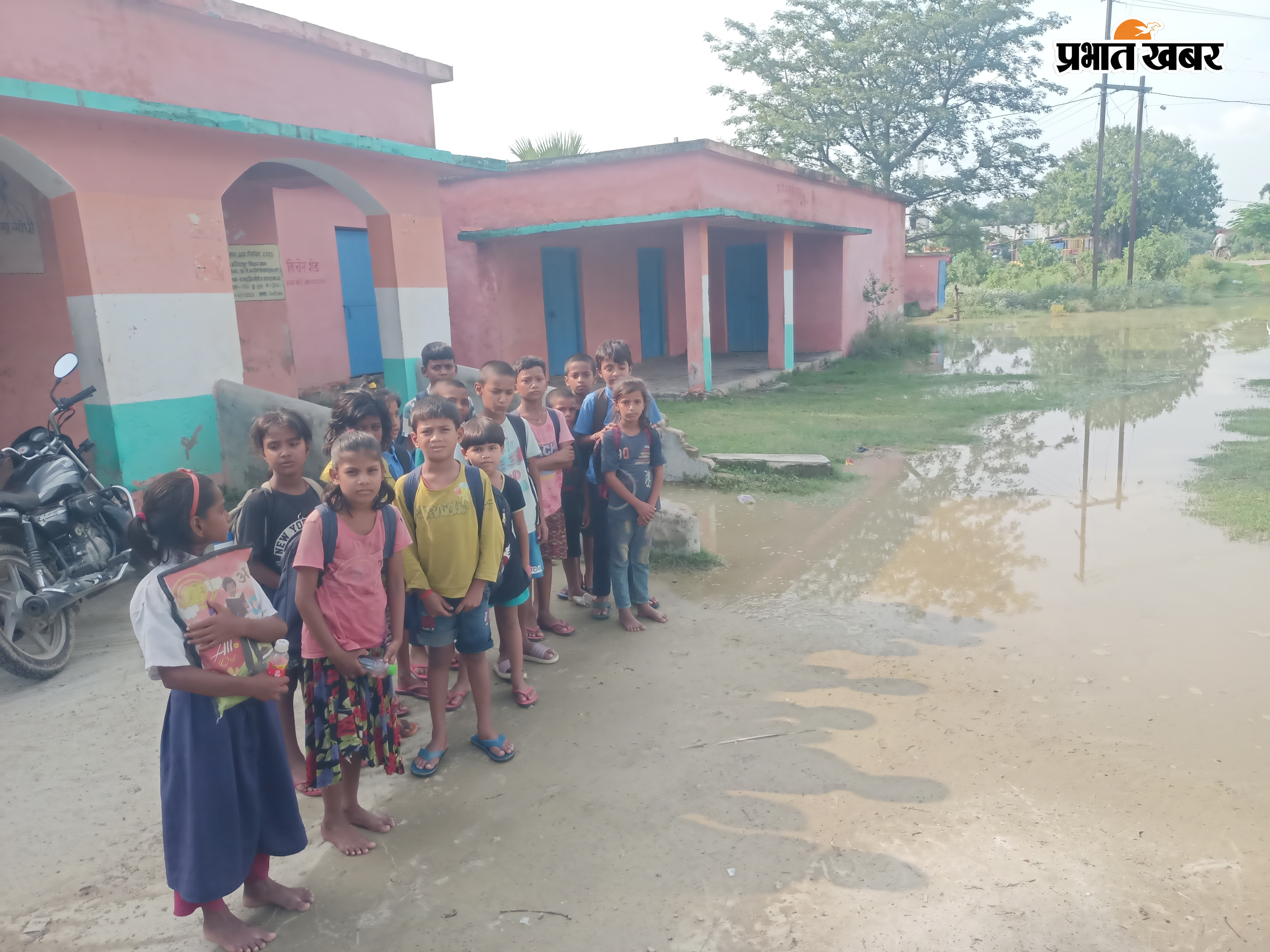 खेतो में यूरिया का छिड़काव करते किसान।विद्यालय परिसर में लगा बारिस का पानी | Prabhat Khabar Network