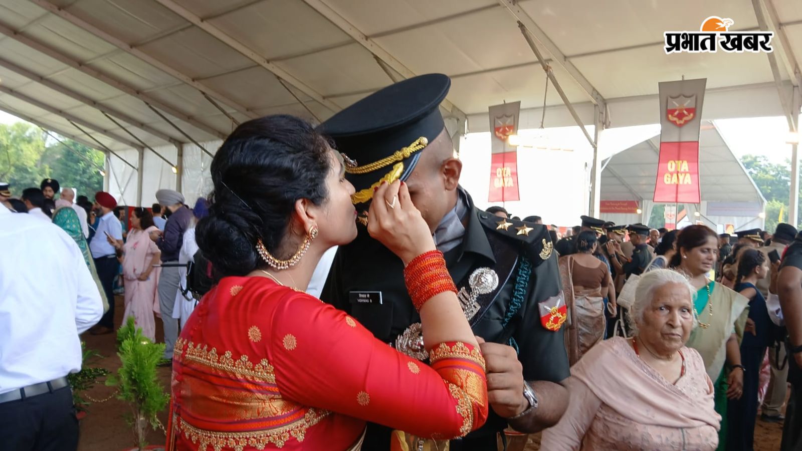 कैप को चूमकर जताया गर्व
