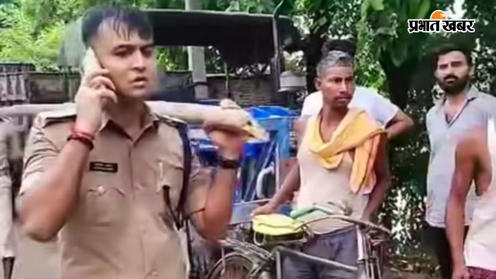 सारण: बाढ़ में खाकी का मानवीय चेहरा, नंगे पैर कंधे पर बांस लेकर तटबंध बचाने उतरे DySP HQ
अभिषेक सिंह