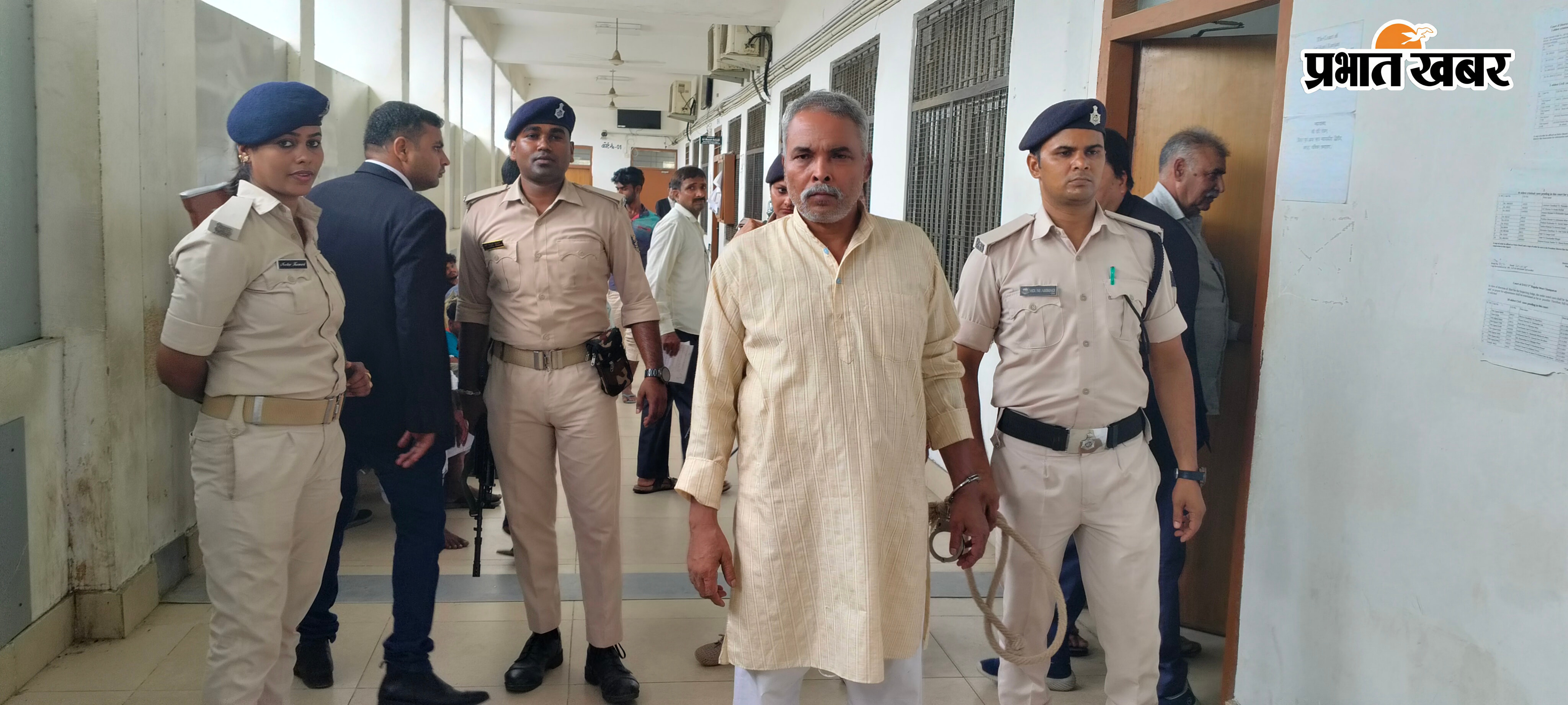 पूर्व कुख्यात दस्यु सरगना चुमन यादव के साथ पुलिस व एपीपी कमलेश शर्मा | Prabhat Khabar Network