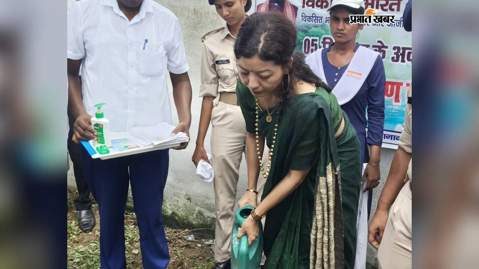 जहानाबाद: जिले की 88 पंचायतों में सघन वृक्षारोपण अभियान शुरू, डीएम छिरिङ वाई भूटिया ने सिकरिया में रोपे पौधे, छात्रों से किया संवाद