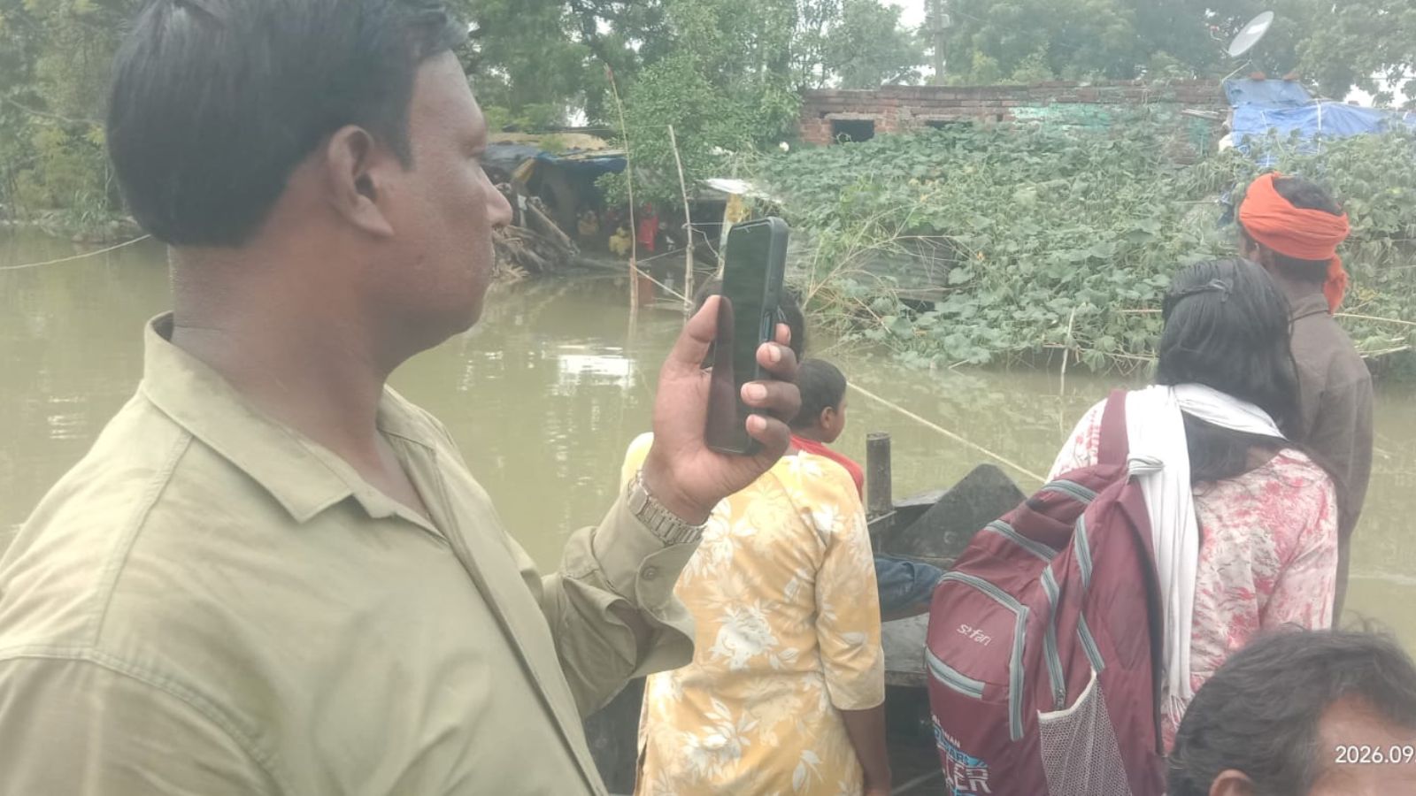 नाव से जाते लोग