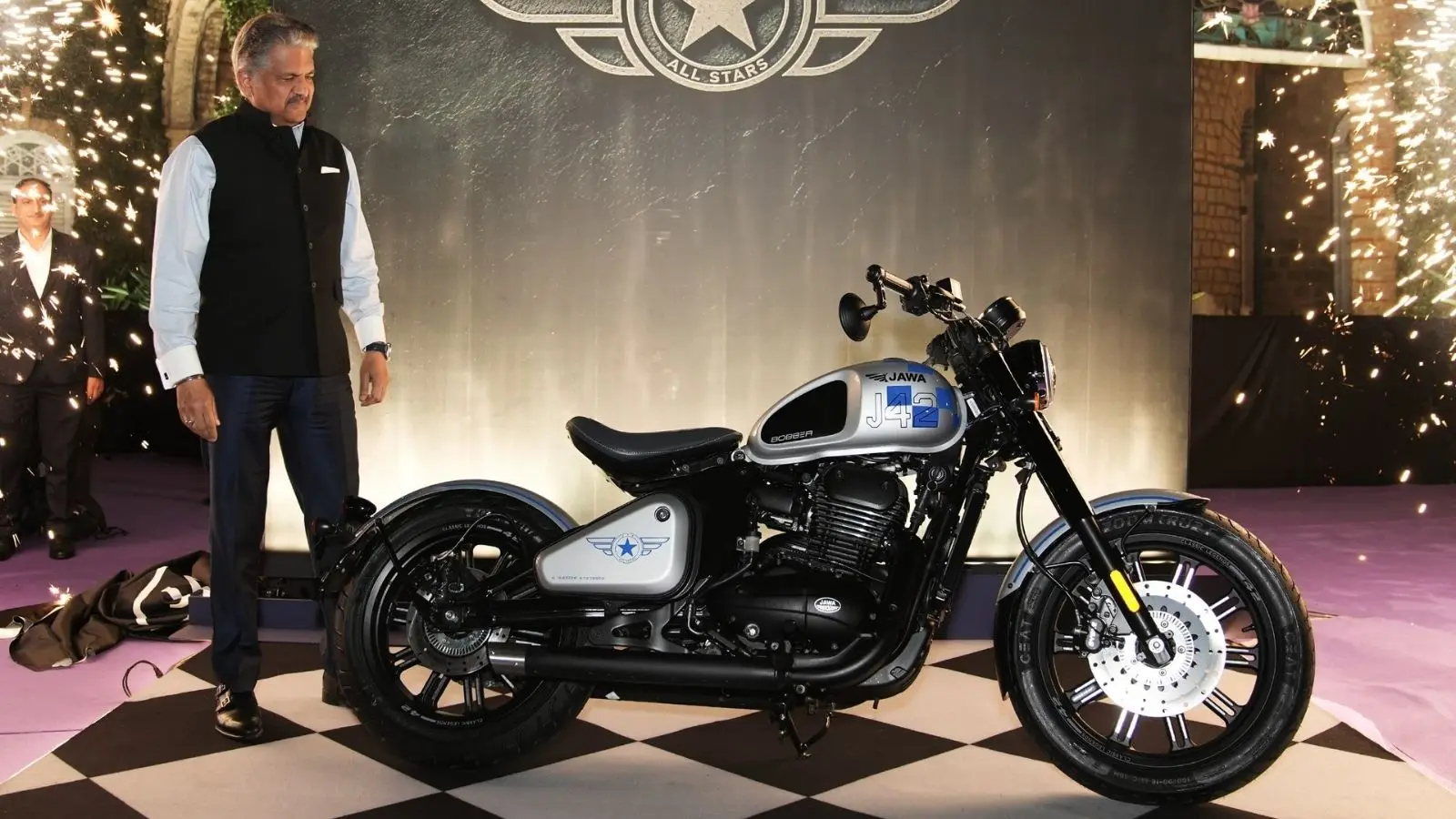 आनंद महिंद्रा ने पेश की नई Jawa 42 Bobber All Stars, नए रंग और ग्राफिक्स ने बदला बाइक का लुक