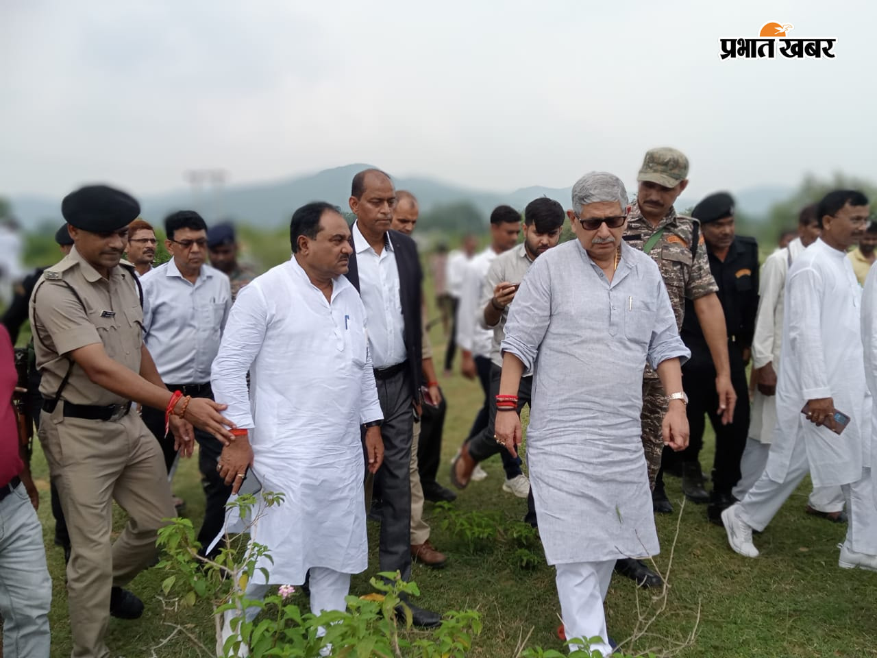 फोटो कैप्शन 1- चानन प्रखंड के गोपालपुर पंचायत परसबनिया टाड़ में प्रस्तावित सेक्स सॉर्टेड सीमेन प्लांट का निरीक्षण करते केंद्रीय मंत्री ललन सिंह फोटो कैप्शन 2- जन संवाद कार्यक्रम में केंद्रीय मंत्री ललन सिंह | Prabhat Khabar Network