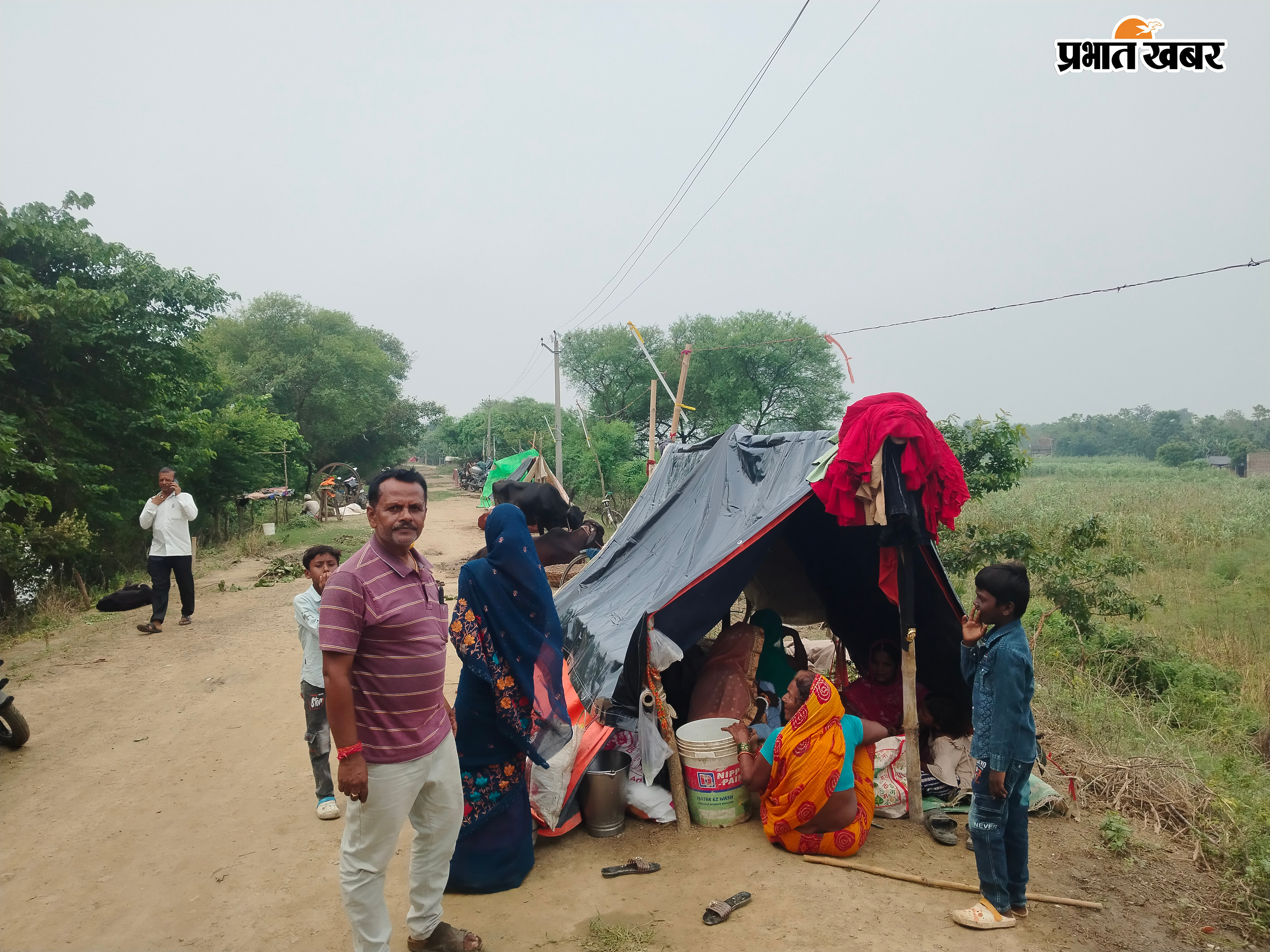रसोई का खाना खाते एसडीओ, बांध पर शरण लिये पशुपालक | Prabhat Khabar Network