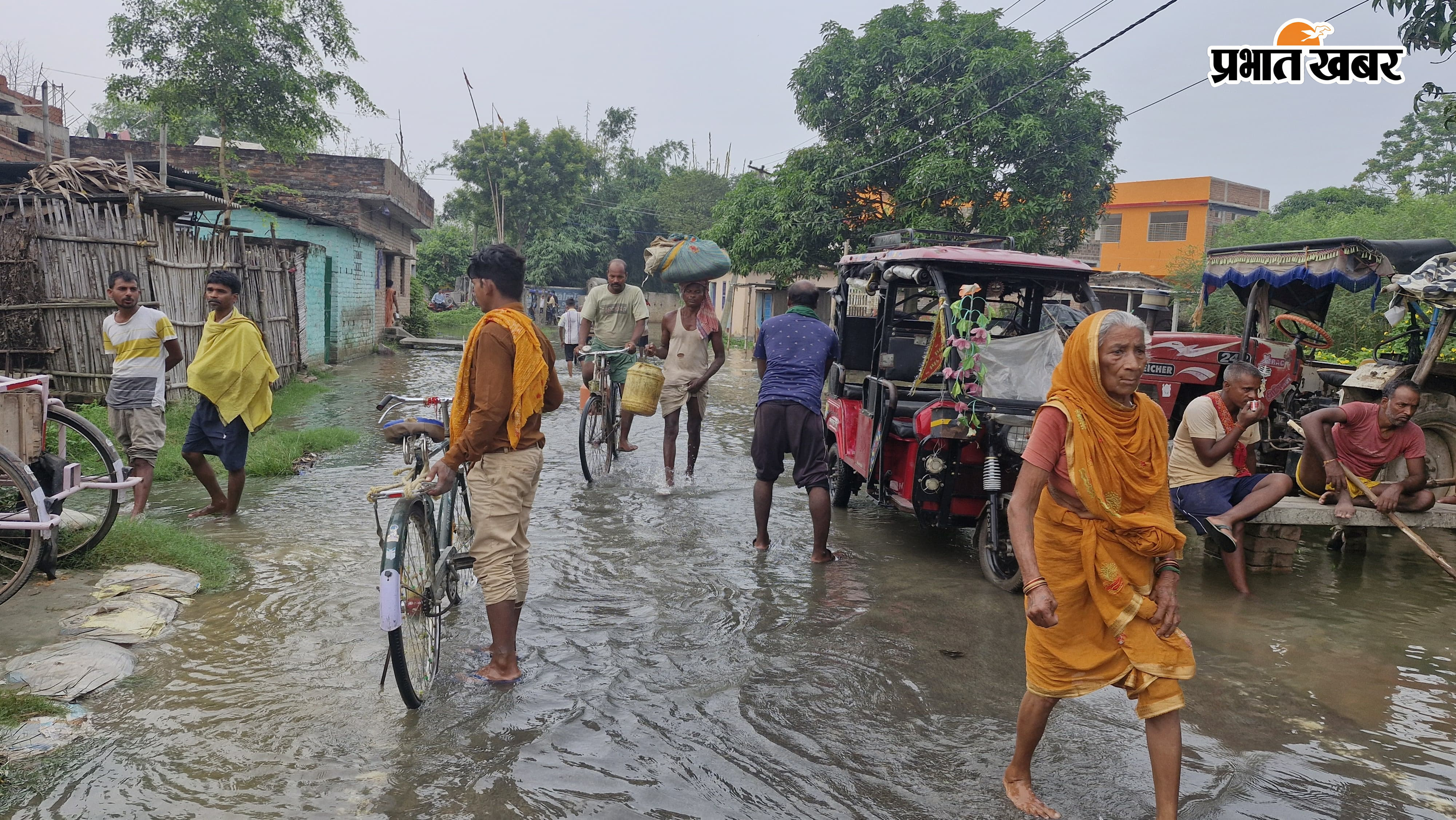 तस्वीर- 1- वार्ड नंबर 18 में लगभग डेढ फीट ऊपर बहता पानी तस्वीर -2- डुमरी बांध कमरुद्दीनपुर वार्ड नंबर 5 मुख्य मार्ग पर बहता बाढ का पानी तस्वीर - 3- कमरुद्दीनपुर में डूबा घर | Prabhat Khabar Network