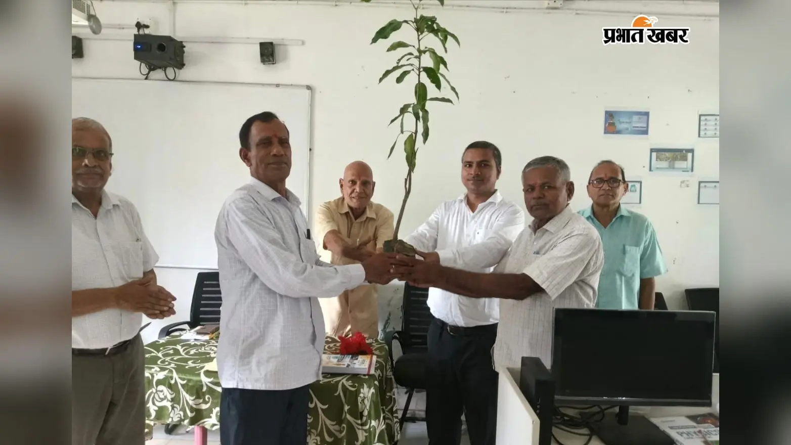 झुमरीतिलैया के स्कूल में Teacher's Day की खास तस्वीर, शिक्षकों को पौधा-‘भारत को जानो’ पुस्तक देकर किया सम्मानित