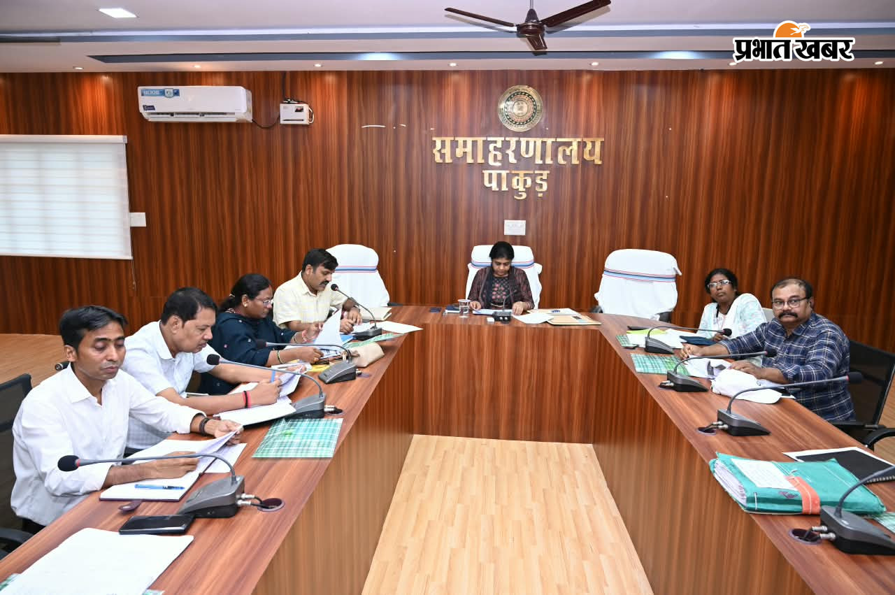 बैठक करती उपायुक्त मेघा भारद्वाज | Prabhat Khabar Network