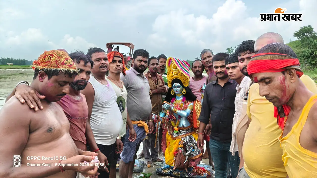 पलासी में जन्माष्टमी पर मटका फोड़ कार्यक्रम, मानव पिरामिड बनाकर युवाओं ने मटकी फोड़ी